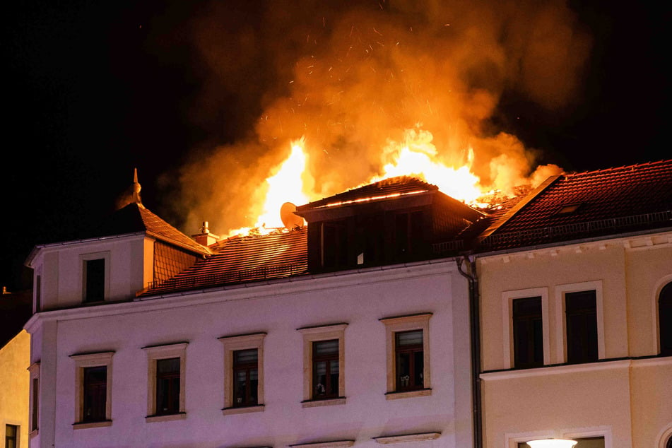 Gegen 22.25 Uhr ging eine Dachgeschosswohnung auf dem Radeburger Markt in Flammen auf.