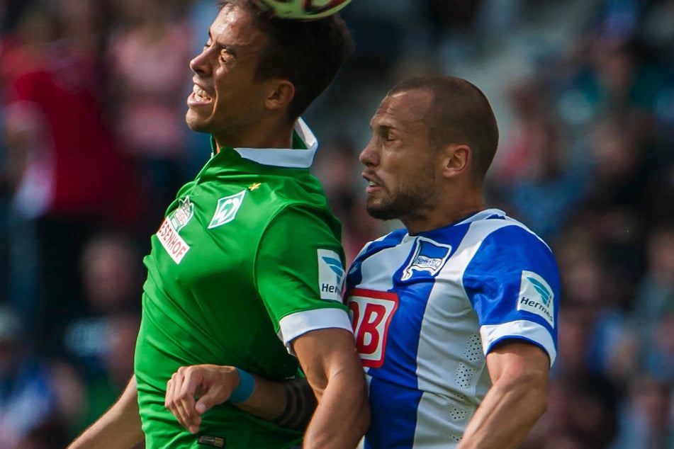 In der Saison 2014/15 ist Johnny Heitinga (r.) als Innenverteidiger für Hertha BSC aufgelaufen und konnte sich mit Stürmern wie Werder Bremens Franco Di Santo (36) messen. (Archivfoto)