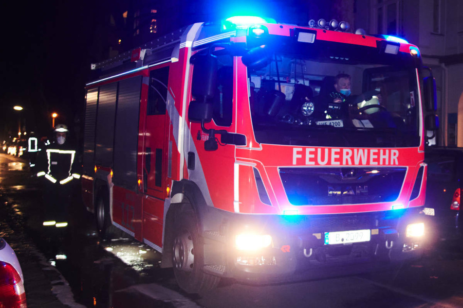 Die Berliner Feuerwehr musste in der Nacht zu Samstag zu zwei größeren Bränden ausrücken, bei denen keine Menschen verletzt worden sind. (Symbolfoto)