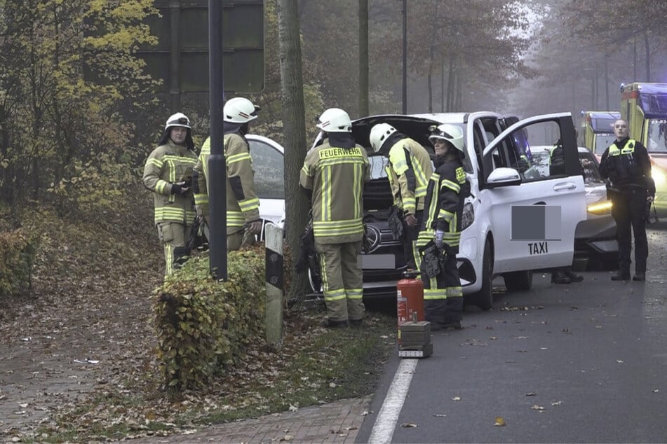 Die Feuerwehr eilte mit einem Großaufgebot zu der Unfallstelle.