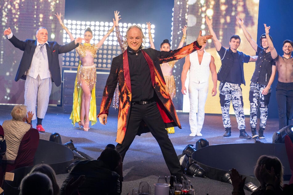 Er lässt sich gern auf der Bühne feiern. Das Bußgeld wird aber auch Magier André Sarrasani (53) ärgern.