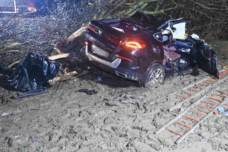 Unfall A14: Tödlicher Unfall auf der A14: BMW-Fahrer (36) stirbt, 21-Jährige verletzt