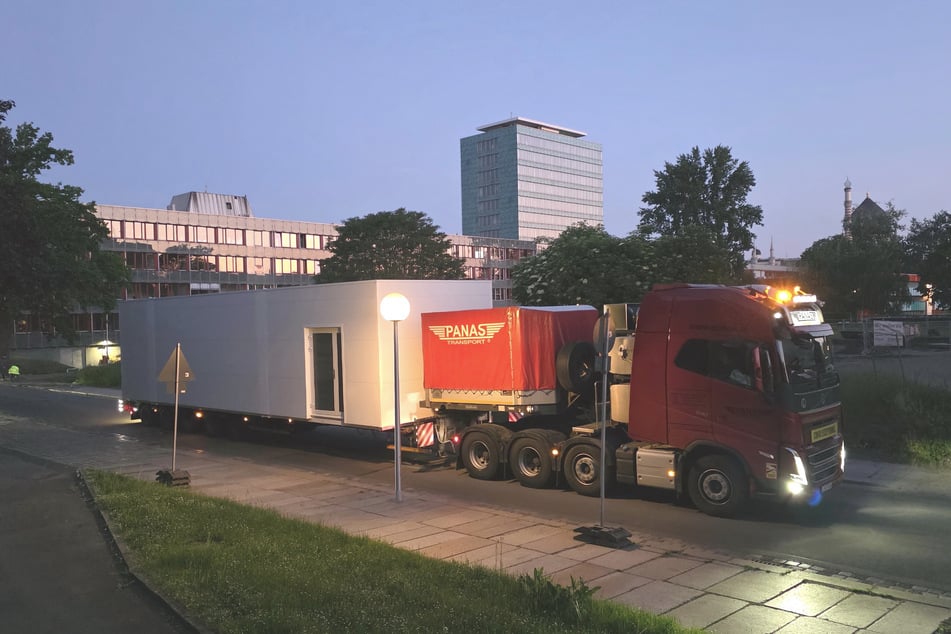 Am frühen Samstagmorgen trudelte der erste von vier Containern an der Ostra-Allee ein.