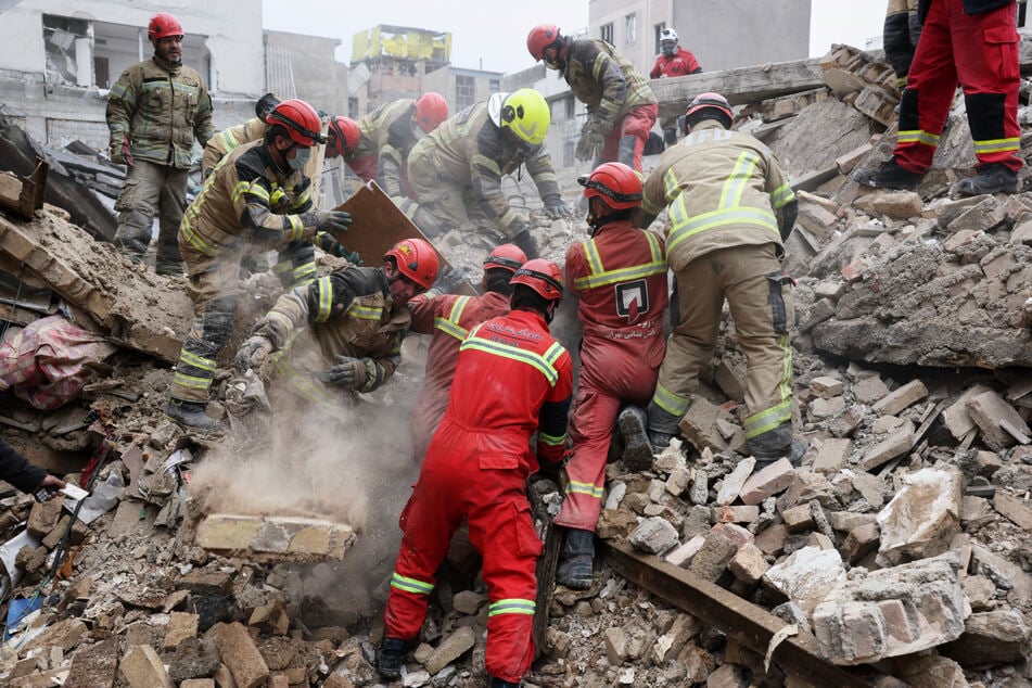 Teheran: Rettungskräfte suchen in den Trümmern nach einem Angriff nach Überlebenden.