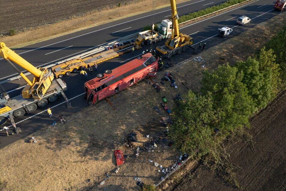 Im Osten Ungarns ist ein polnischer Reisebus von der Autobahn gestürzt.