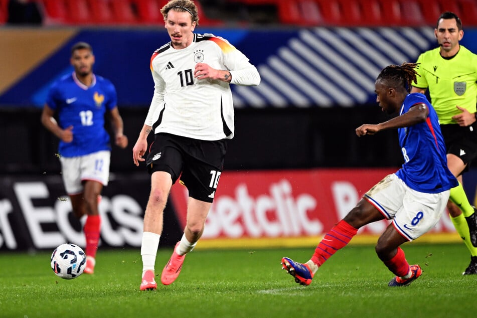 Im vergangenen November gab Atangana (r.) sein Debüt in der französischen U21-Nationalmannschaft. Beim 2:2 gegen Deutschland stand er dann zum ersten Mal von Beginn auf dem Platz.