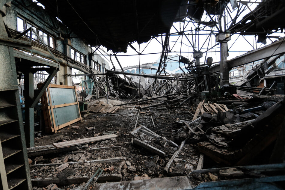 Die Kriegsschäden in der Ukraine sind immens - wie hier in diesem Gebäude in einem Eisenbahnausbesserungswerk in Kiew.