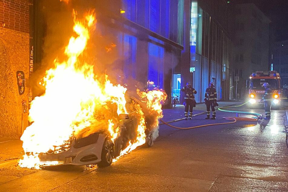 Die Flammen sorgten am Taxi für einen Totalschaden.