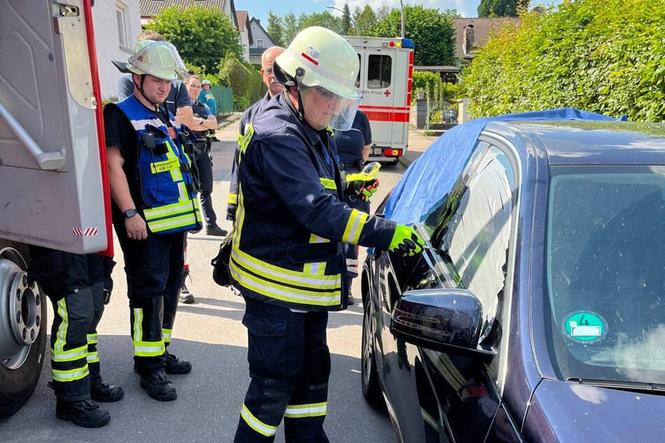 Dramatischer Einsatz: Baby bei brütender Hitze plötzlich im Auto eingesperrt