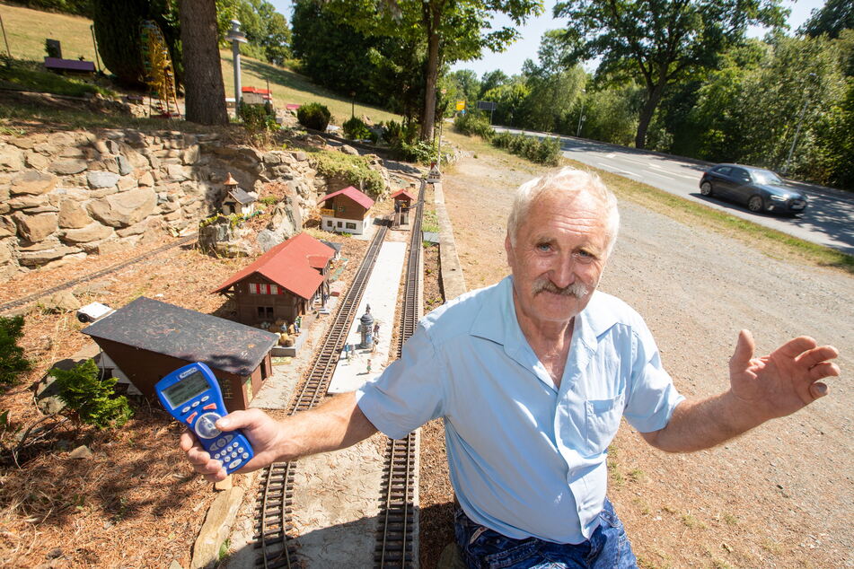 Diebe stahlen die Gartenbahn von Bernd Kießling (64) in Plauen-Oberlosa. Er setzt 300 Euro Belohnung aus.
