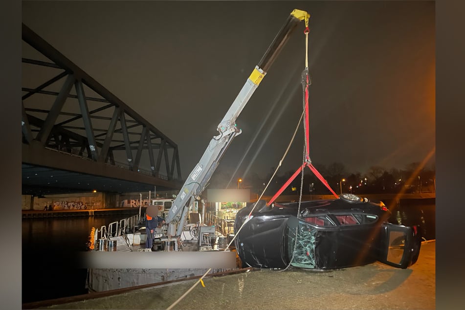 Der gestohlene Renault Clio wurde aus dem Rhein-Herne-Kanal gefischt.
