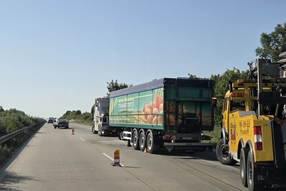 Der hintere Lkw ist nicht mehr fahrbereit und muss geborgen werden.