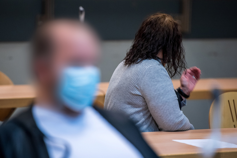 Zwei der drei Angeklagten sitzen in der Stadthalle Verden. Sie sollen eine 19-Jährige grausam ermordet haben.