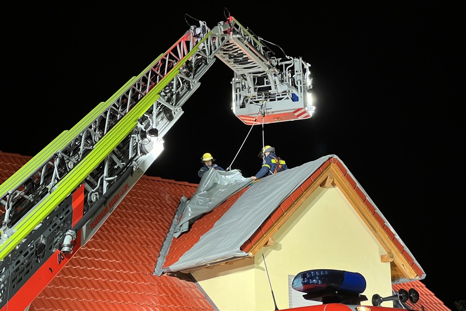 Die Feuerwehren bemühten sich alle beschädigten Dächer wieder provisorisch zu verschließen.