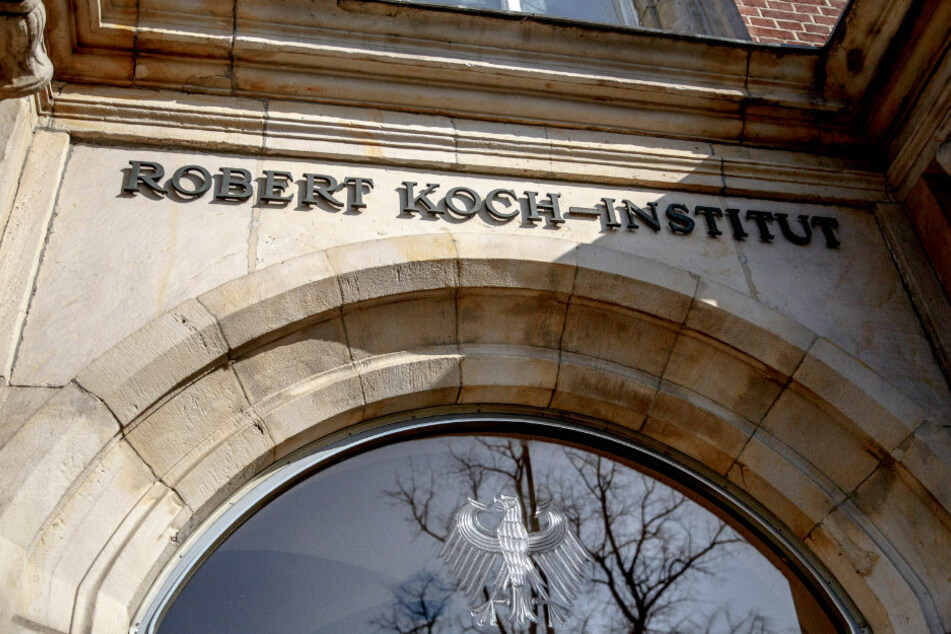 Der Schriftzug Robert Koch-Institut steht über dem Eingang des Gebäudes.