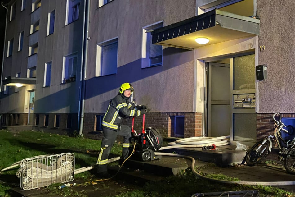 Einsatzkräfte der Feuerwehr machten sich nach der Ankunft auf den Weg in den betroffenen Kellerbereich und löschten die Flammen.