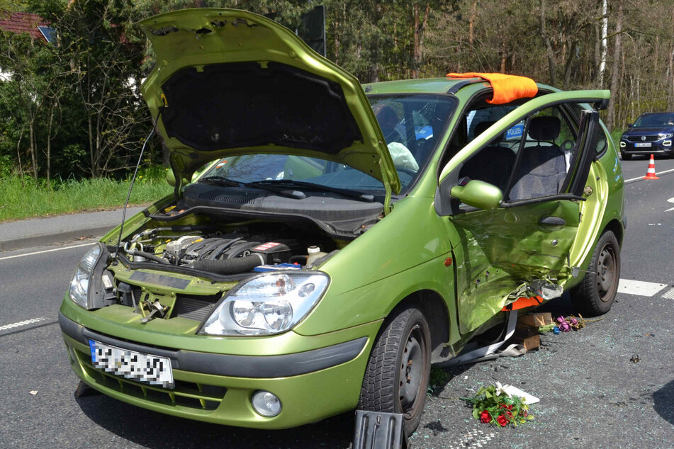 Der Renault-Fahrer (84) musste infolge des Unfalls per Helikopter ins Krankenhaus geflogen werden.