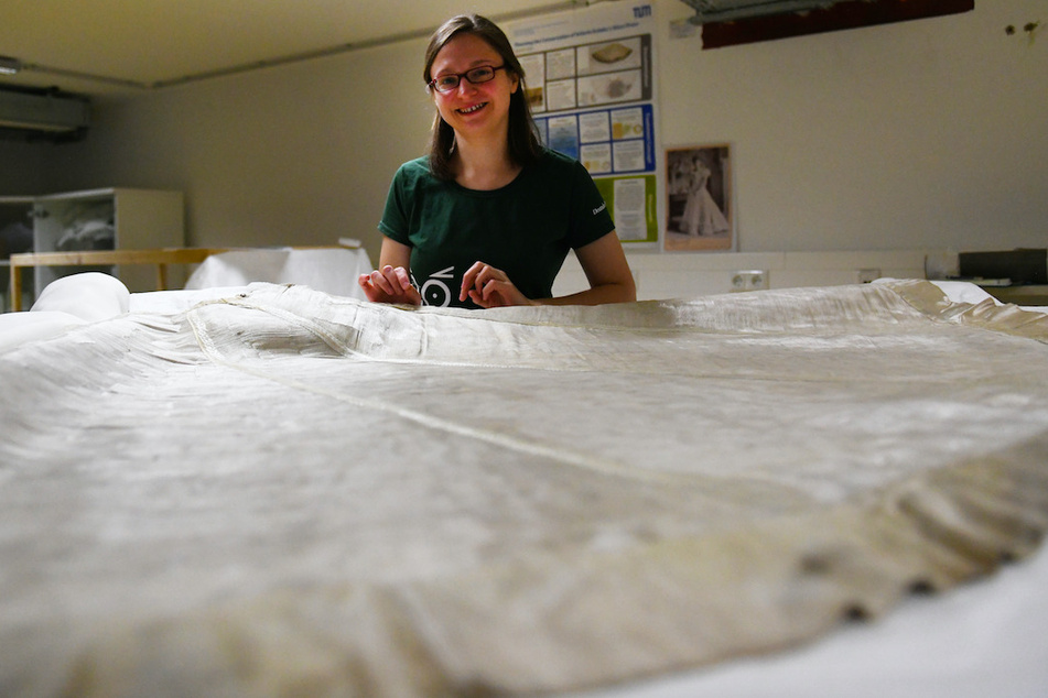 Restauratorin Charlotte Holzer arbeitet im Deutschen Museum an einem Glasfaserkleid, das die spanische Prinzessin Eulalia zur Weltausstellung in Chicago 1893 trug.