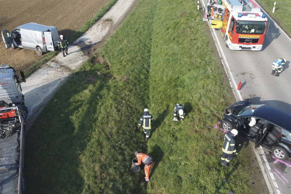 Feuerwehrleute an der Unfallstelle am Dienstagmorgen.