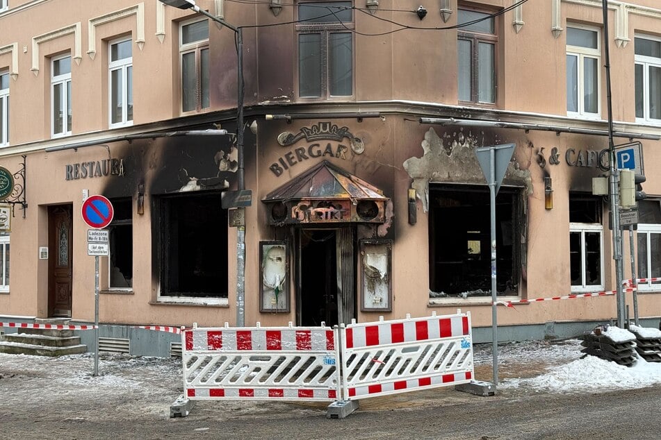 Eine Frau wurde nach einem Brand in einem Café in Schwerin ins Krankenhaus gebracht.