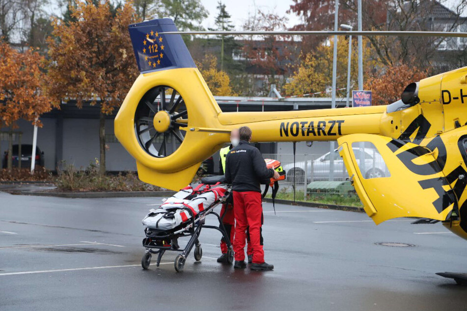 Ein Hubschrauber brachte den Mann (56) nach der Rettung durch die Feuerwehr in eine Klinik nach Aachen.