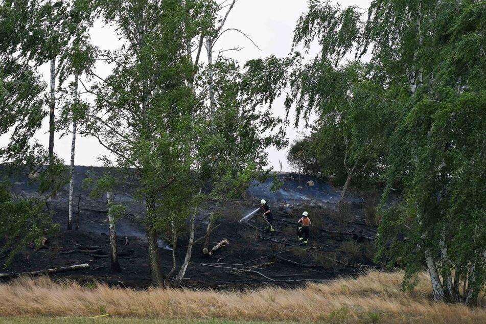 Die Feuerwehr kämpft vor Ort unter anderem gegen die Glutnester.