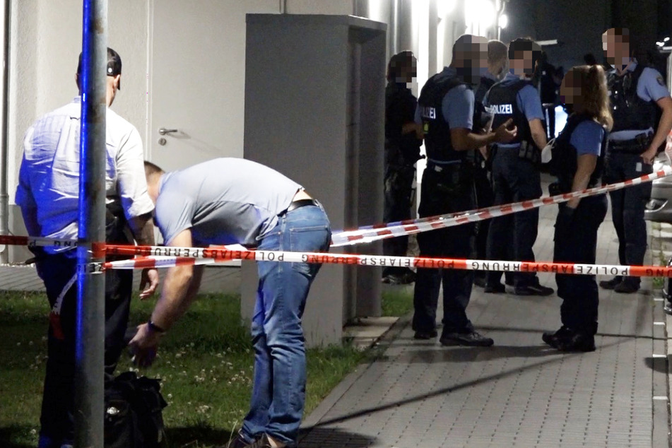 Der Tatort wurde von den Polizisten weiträumig abgesperrt, das Hessische Landeskriminalamt und die Staatsanwaltschaft Darmstadt ermitteln.