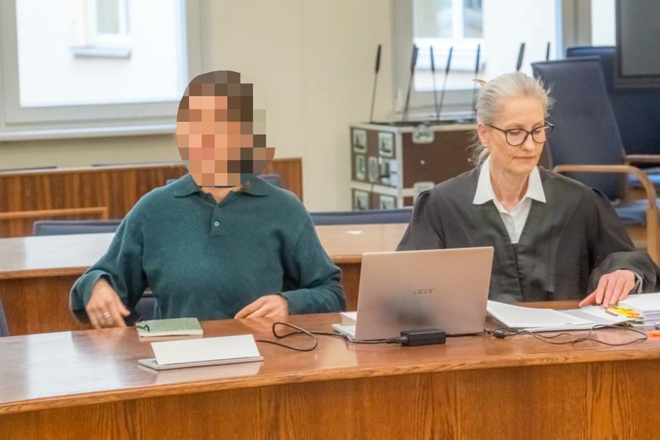 Die Angeklagte (l.) mit ihrer Verteidigerin Annette Clement-Sternberger.