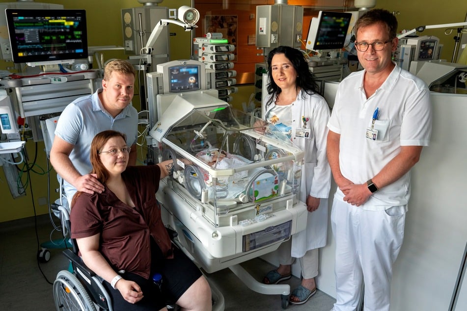 Mama Jessica und Papa Tom (l.) sind stolze Eltern des 1000. Jubiläums-Babys Tamina. Auch Klinik-Direktorin Pauline Wimberger und Oberarzt Matej Komar sind begeistert.