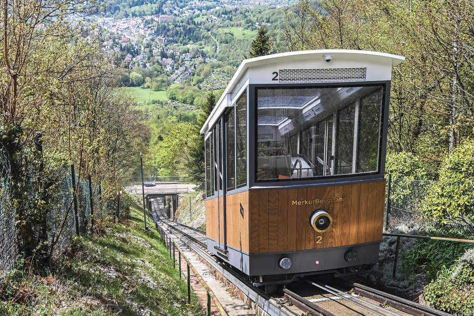 Das schöne Wetter lockt am Wochenende zu Ausflügen. Eine Alternative in BaWü: eine Fahrt mit der Merkurbergbahn in Baden-Baden.