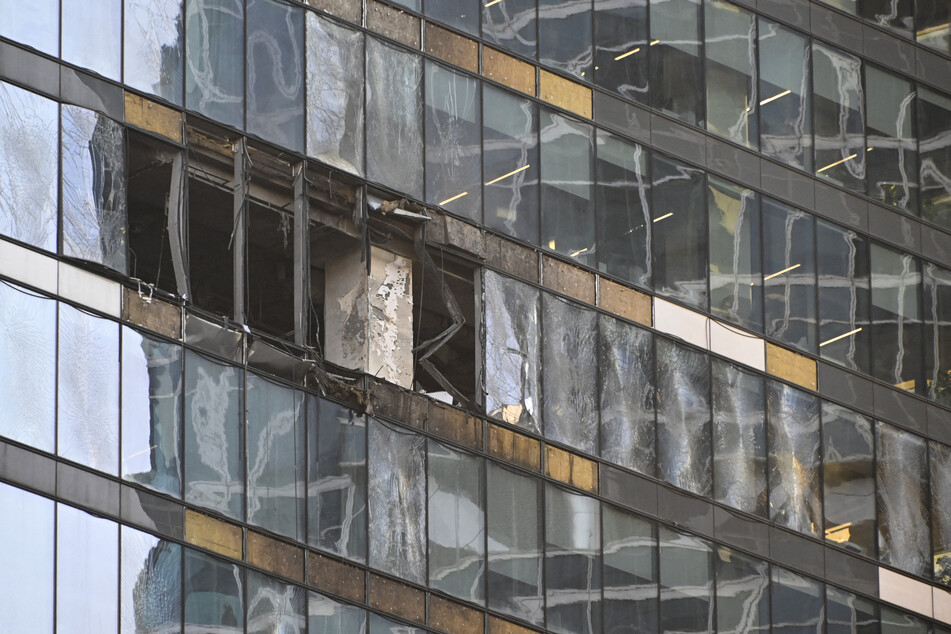 Bei dem Vorfall sei die Fassade im 21. Stockwerk beschädigt worden, teilte Sobjanin weiter mit.