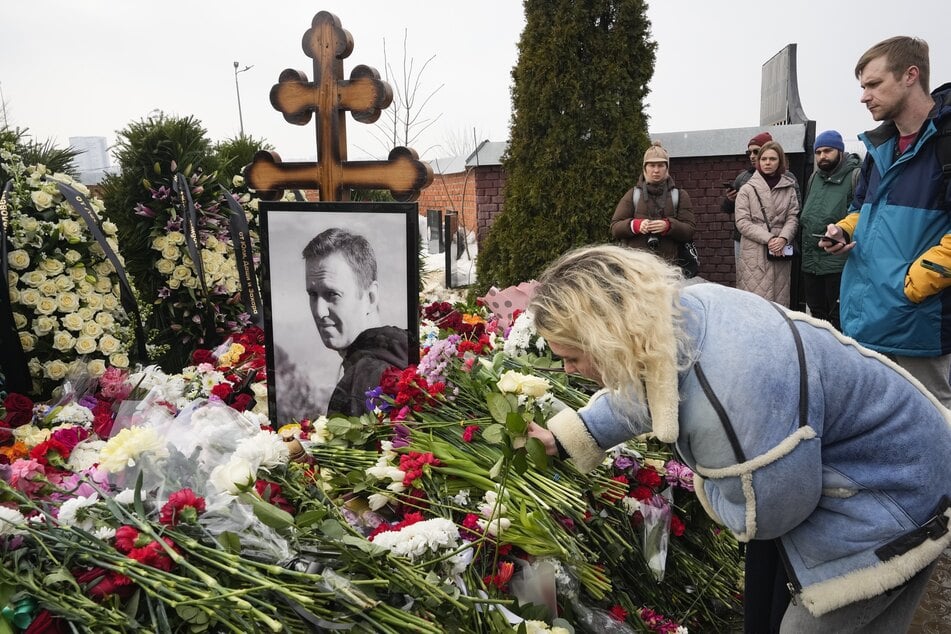 Nawalny, der der schärfste Gegner von Präsident Wladimir Putin (71) war, wurde nach einer Beerdigung, an der Tausende von Trauernden teilnahmen, unter starker Polizeipräsenz beigesetzt.