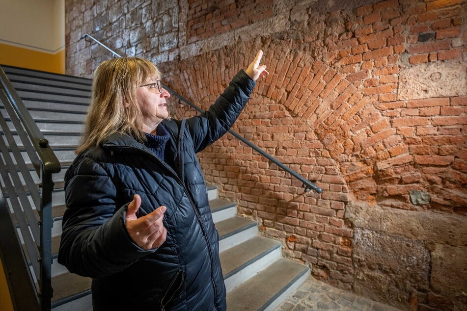 Karin Meisel (64) zeigt in der Schönherr-Fabrik Details der alten Mauern. Hier führt sie regelmäßig Besuchergruppen durch das Industriegelände.