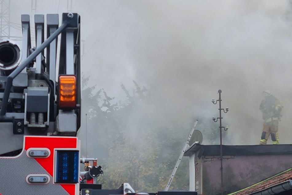 Gebäude brennt lichterloh: Düsseldorfer Feuerwehr muss Flachdach aufschneiden