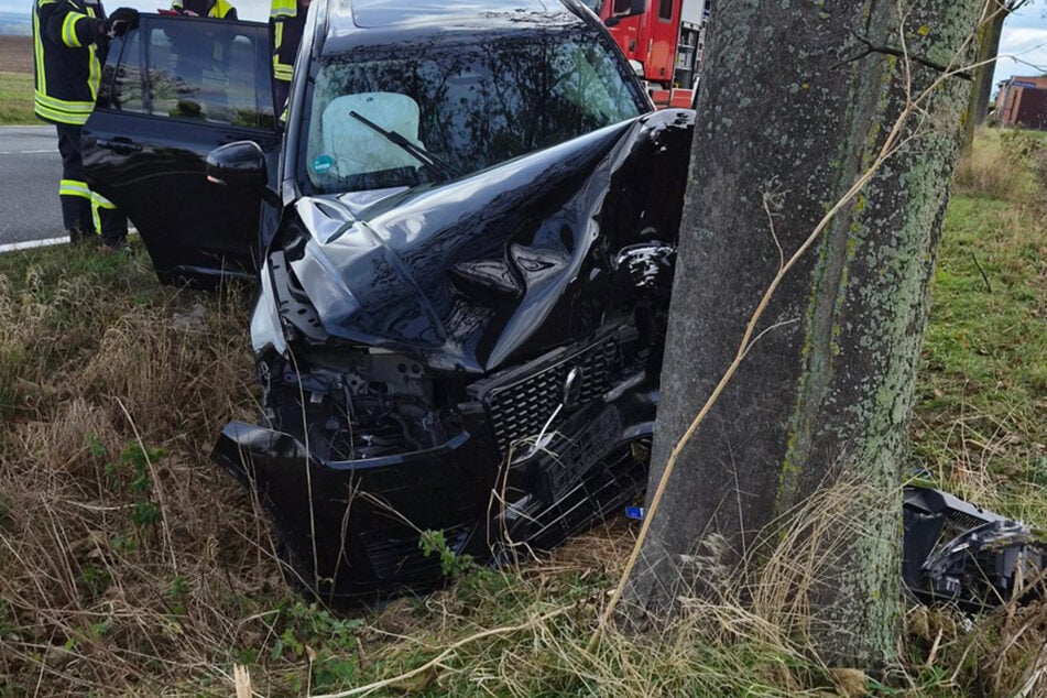 Lenkrad verzogen: Volvo kracht frontal in Baum, Totalschaden!