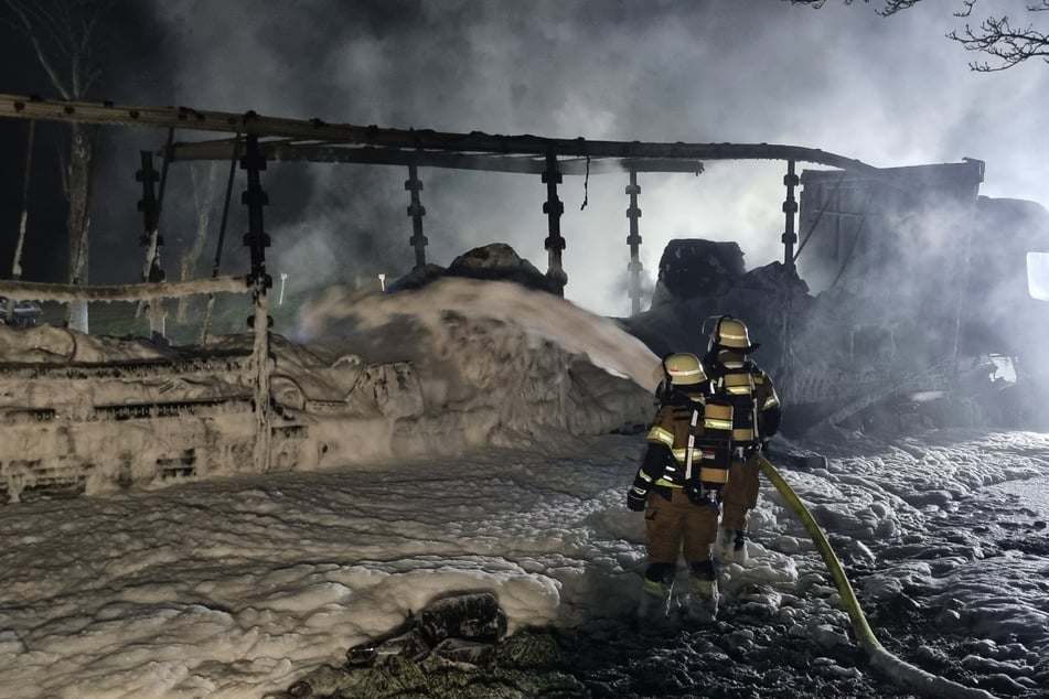 Dichter Rauch steigt auf: Auf dem Rastplatz Höfgen brannte ein beladener LKW komplett aus.