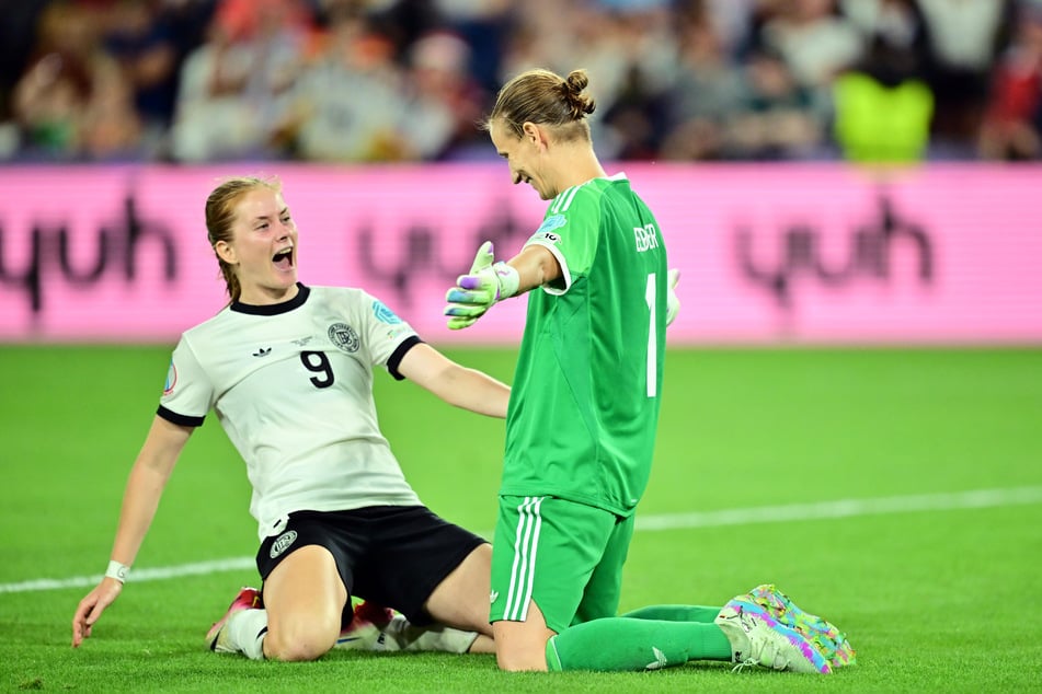 Deutschlands Sjoeke Nüsken (24, l.) und DFB-Torhüterin Ann-Katrin Berger (34) jubeln über den Sieg.
