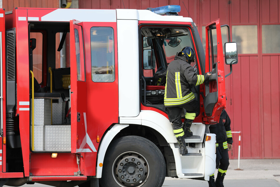 Am Donnerstag warf ein Unbekannter mit einem Stein nach einem Feuerwehrmann im Einsatz. (Symbolbild)