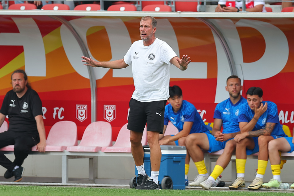 Lok Leipzigs neuer Trainer Jochen Seitz schien nicht gänzlich zufrieden mit seinem Team zu sein.