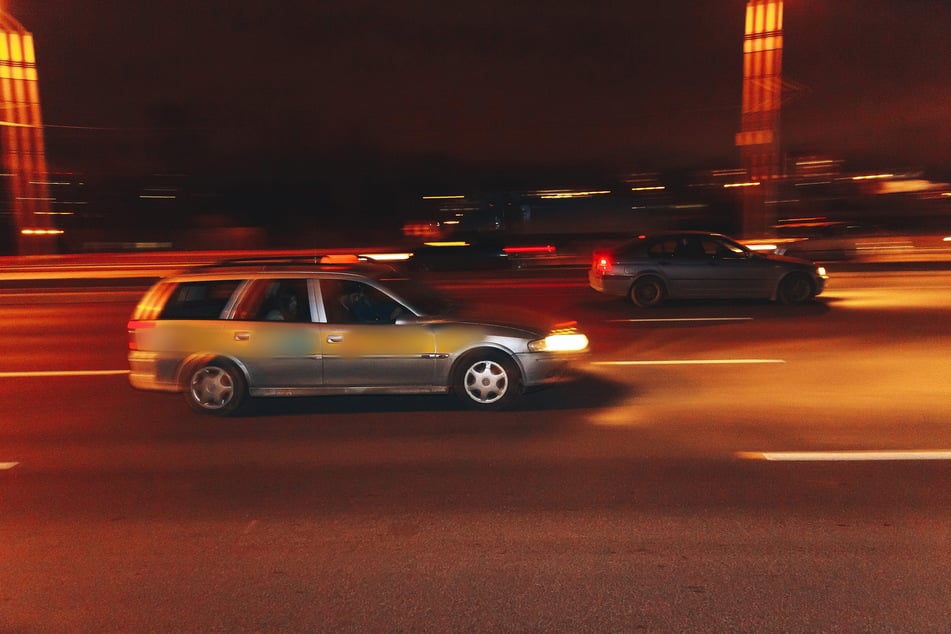 Eine 20-Jährige in einem VW Passat flüchtete am Sonntagabend in Birkungen vor der Polizei. (Symbolfoto)