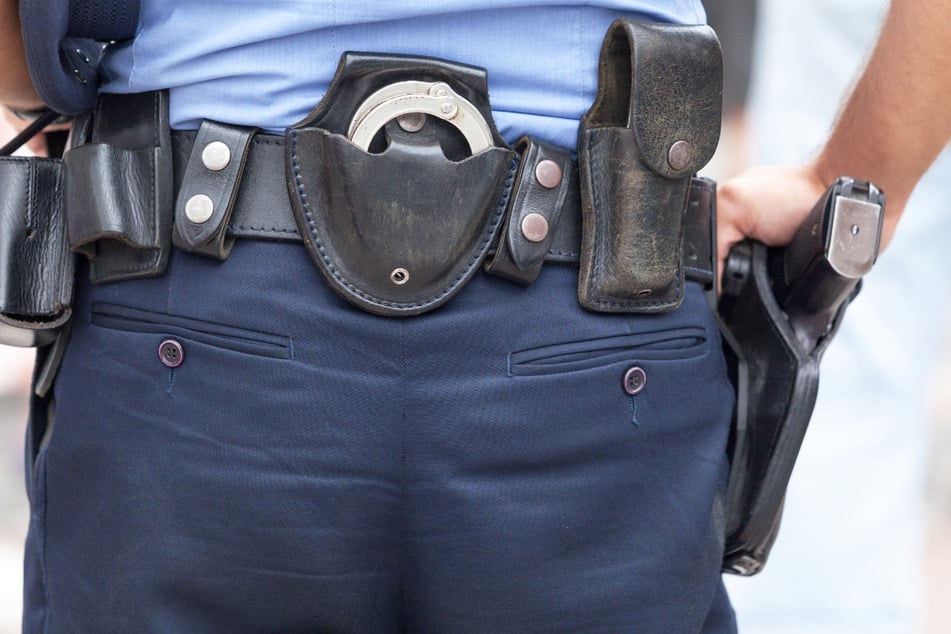 In Bad Dürrenberg im Saalekreis mussten Polizeibeamte in der Silvesternacht mit dem Einsatz ihrer Schusswaffe drohen. (Symbolbild)