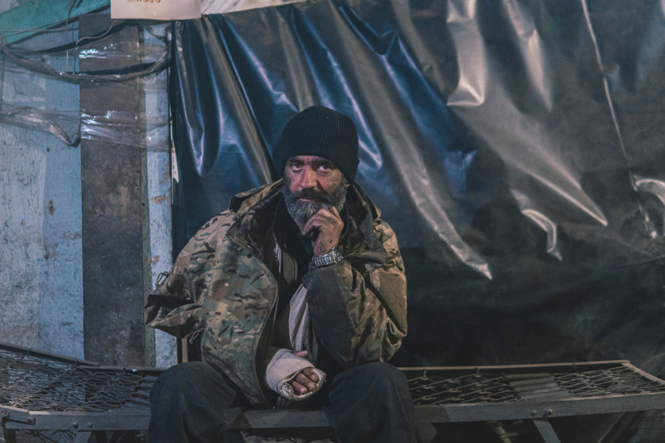 Ein verwundeter ukrainischer Soldat, der im Stahlwerk Azovstal auf einer Liege sitzt. Die letzten ukrainischen Kämpfer im belagerten Stahlwerk in der Hafenstadt Mariupol berichten über schweren Beschuss durch russische Truppen.