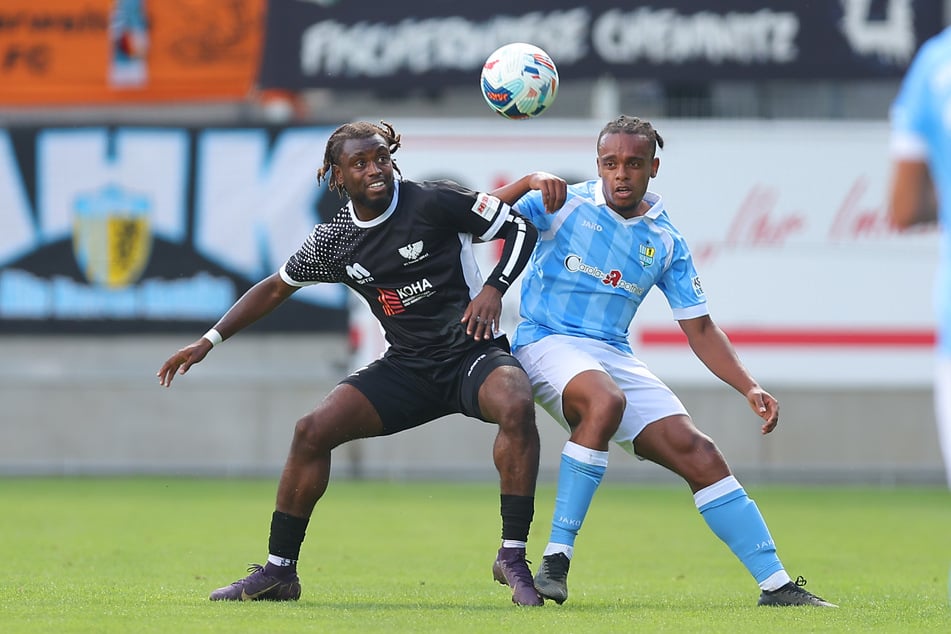 Shean Mensah im Zweikampf mit CFC-Spieler Martial Ekui.