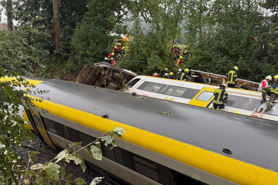 Ein Teil vom Regionalexpress war auf die Seite gekippt.