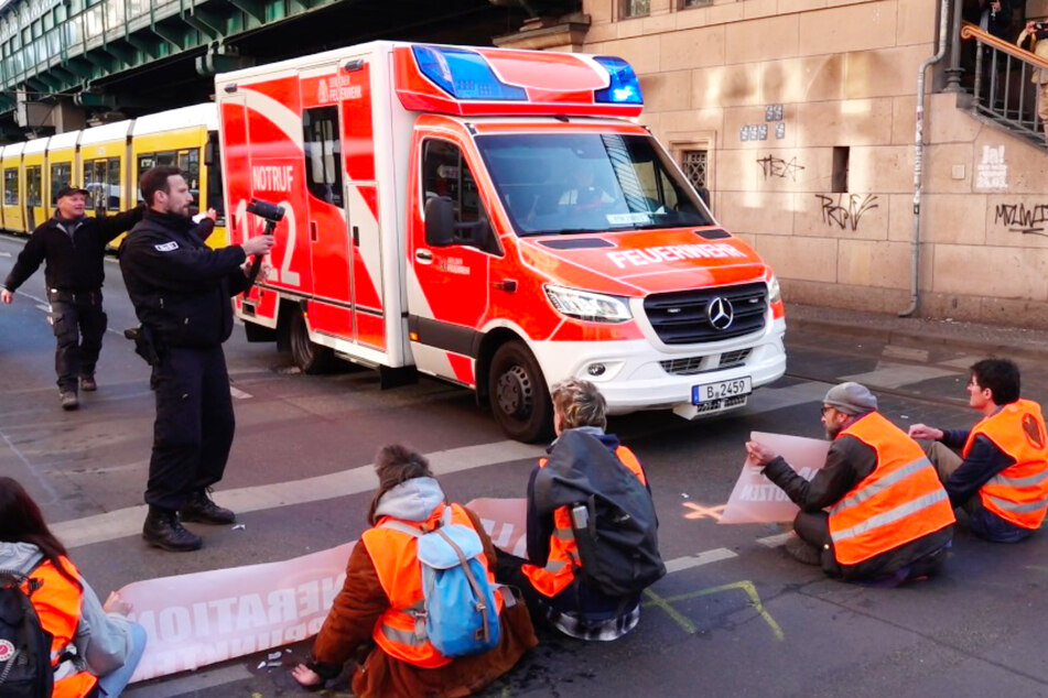 Bei Blockaden der Klima-Aktivisten der "Letzten Generation" soll es in Berlin laut Feuerwehr zu zahlreichen Behinderungen von Einsatzwagen gekommen sein. (Archivbild)