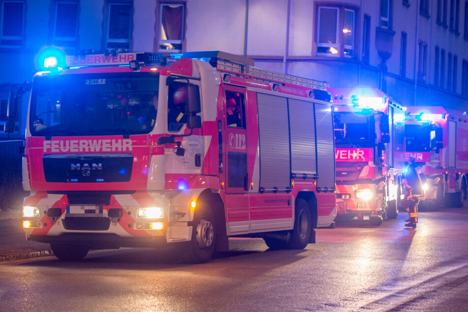 Einsatzfahrzeuge der Feuerwehr fahren vor. Bei einem Brand sind mehrere Menschen verletzt worden. (Symbolbild)