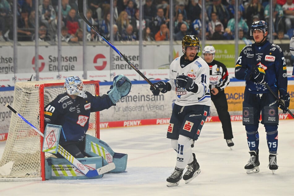 Bruno Riedl (r.) musste mit ansehen, wie Huskie Jake Weidner (M.) nach dem 0:2 aus Sicht der Dresdner jubelt.