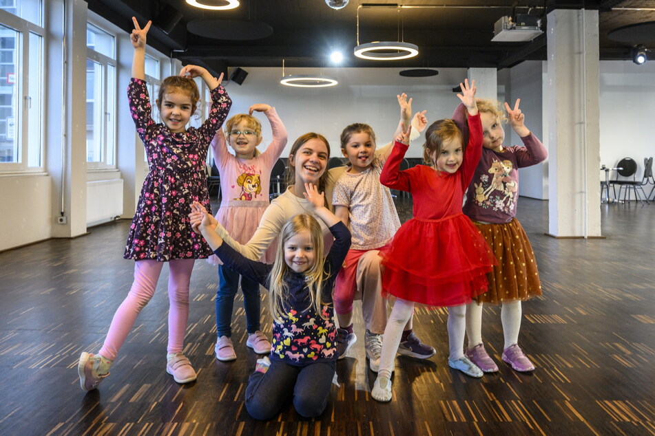 Jugendkursleiterin Finnja Wittig (20) von der Tanzschule Köhler-Schimmel probt mit den Kindern Tanz-Animationen.