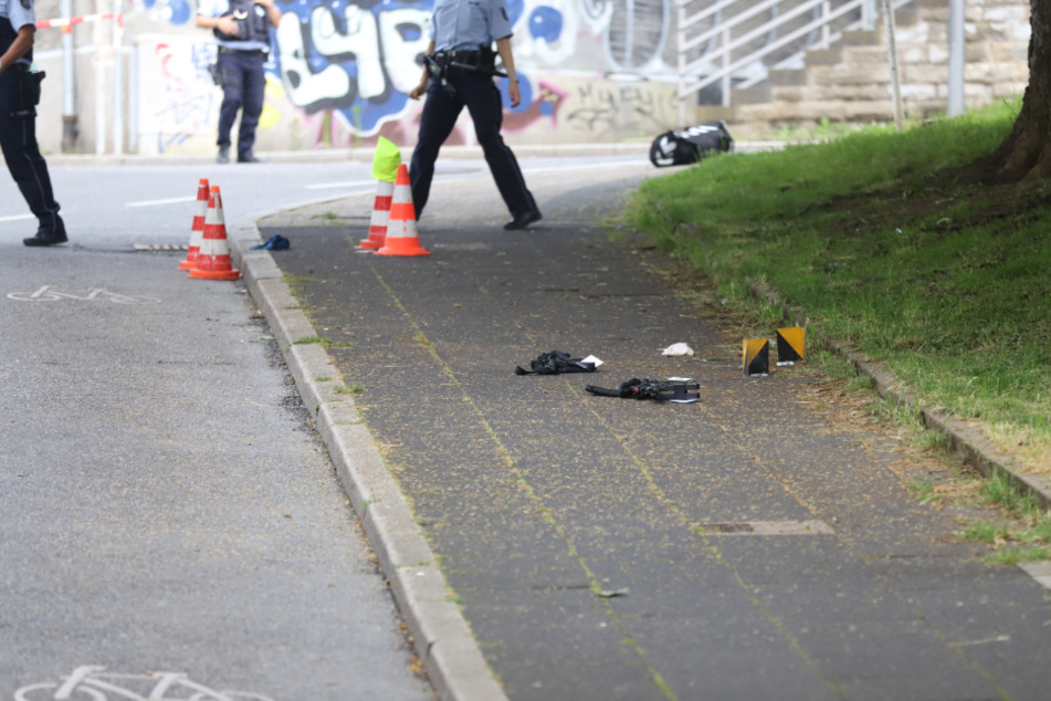 Auf Anweisungen nicht reagiert: Polizei schießt Mann mit Messer und Waffe in Wuppertal nieder