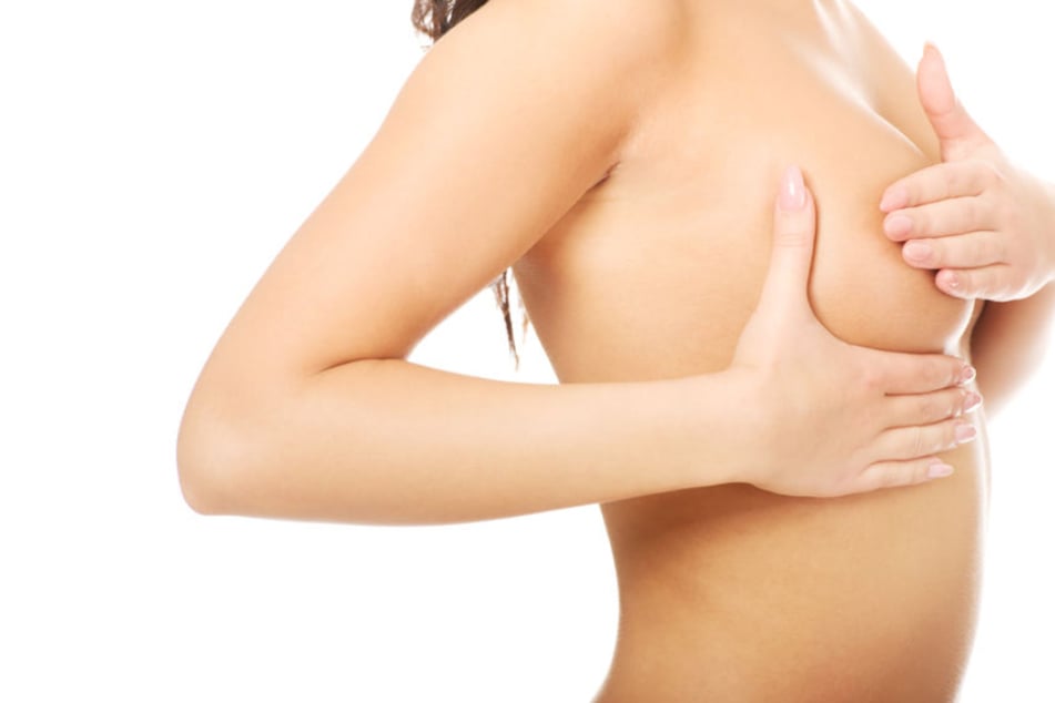 Eine Frau hält sich ihre Brust. Eine TikTok-Userin sprach in einem Video das Sad-Nipple-Syndrom an. (Symbolbild)